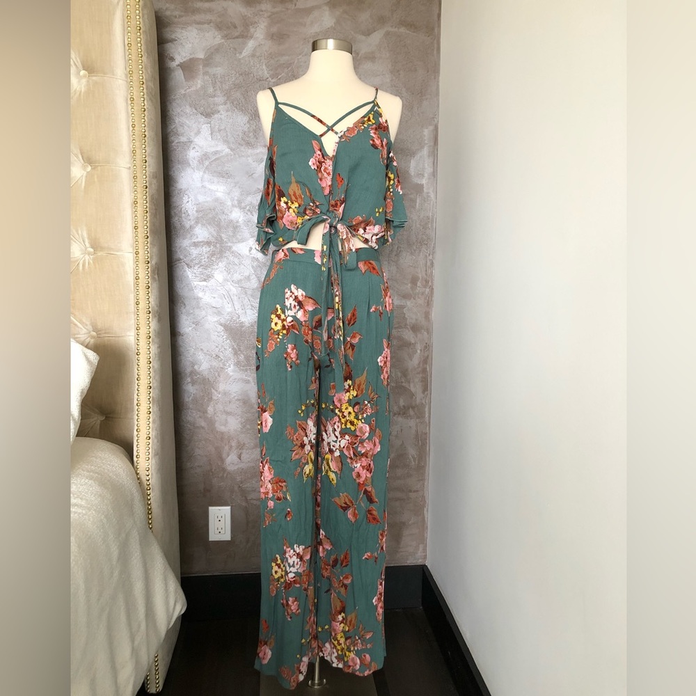 Floral set pants small top medium.
